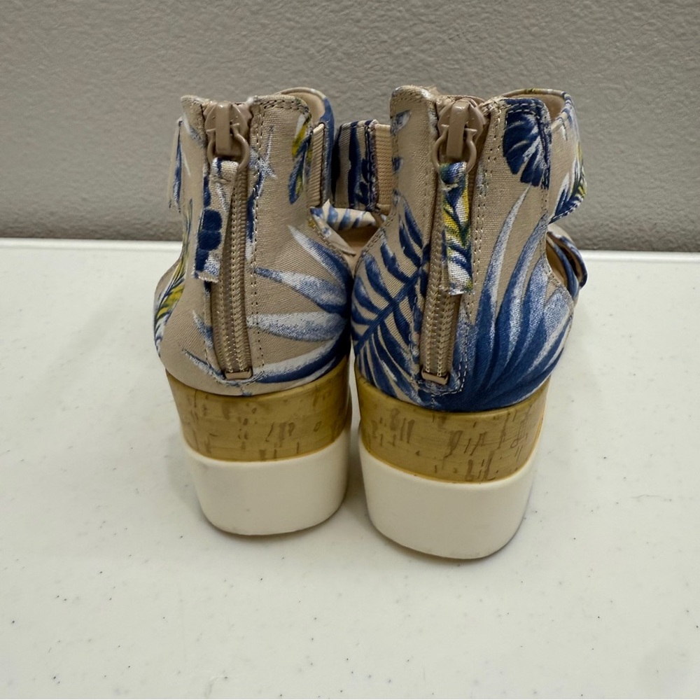 SOUL Naturalizer Goodtimes Crisscross Wedge Sandals Size 8 Tropical Blue Floral - Picture 3 of 10